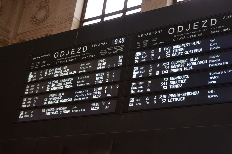 Vlaky vyjíždějící z brněnského hlavního nádraží měly během pondělního dopoledne i hodinová zpoždění.
