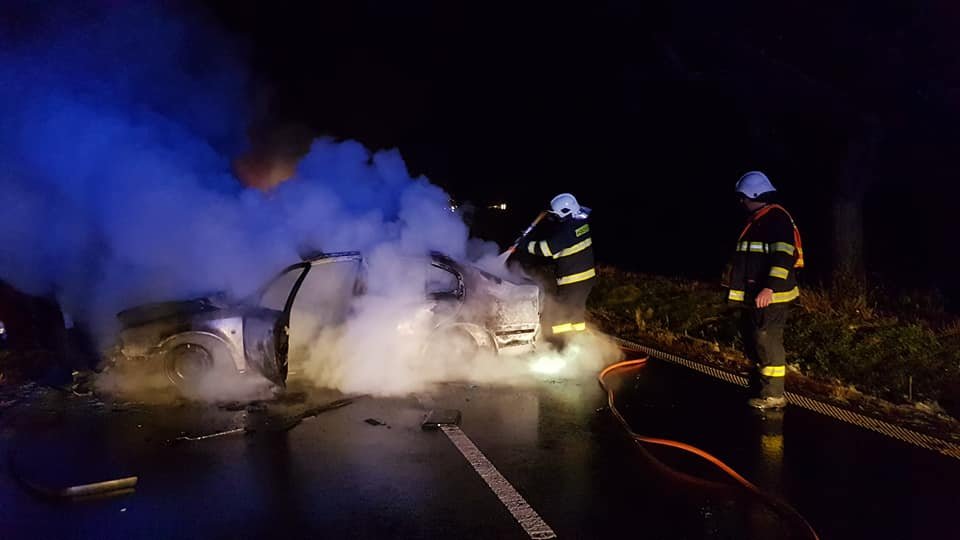 U Kobylí se na náledí srazila dvě osobní auta, jedno začalo hořet. Zranili se přitom tři lidé.