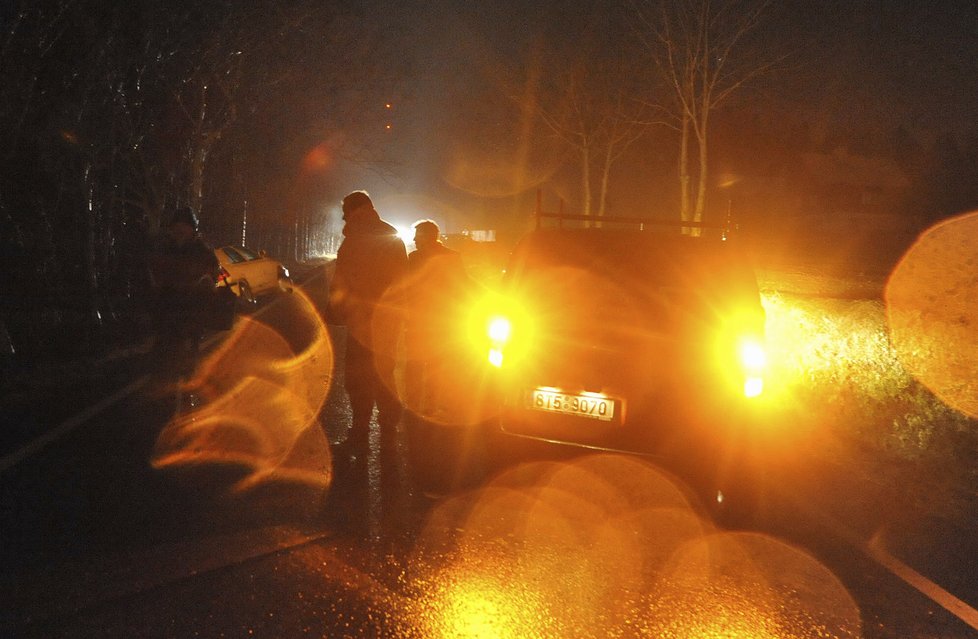 Ledovka zkomplikovala 1. prosince dopravu i v Moravskoslezském kraji, dopravních nehod stále přibývá. Na Frýdecko-Místecku, kde je situace nejhorší, havarovaly tři kamiony. Silnice ale kloužou i v Ostravě a na Opavsku. Na snímku je situace na silnici mezi Děhylovem a Dobroslavicemi na Opavsku