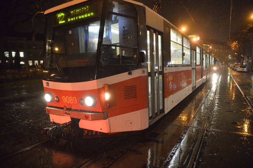 Ledovka zastavila v Praze tramvaje