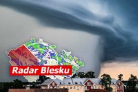 Do Česka se řítí silné bouřky. Tropy ale vytrvají, bude až 34 °C, sledujte radar Blesku