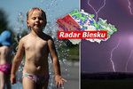 Supertropy míří do Česka! O víkendu bude až 36 °C, vedra utnou bouřky. Sledujte radar Blesku.