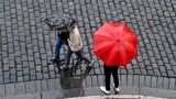 V sobotu bude až 23 °C, hrozí ale přeháňky i bouřky. Sledujte radar