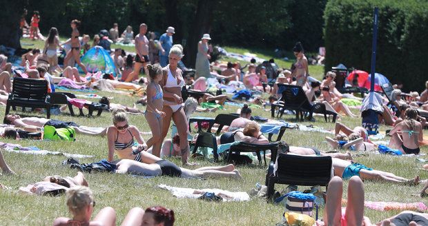 Česká výheň: Do čtvrtka až 33°C, hrozí požáry. Kde všude platí výstraha?