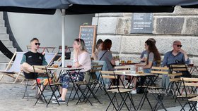 Lidé v Praze si užívali teplého počasí a rozvolnění (5.6.2021)