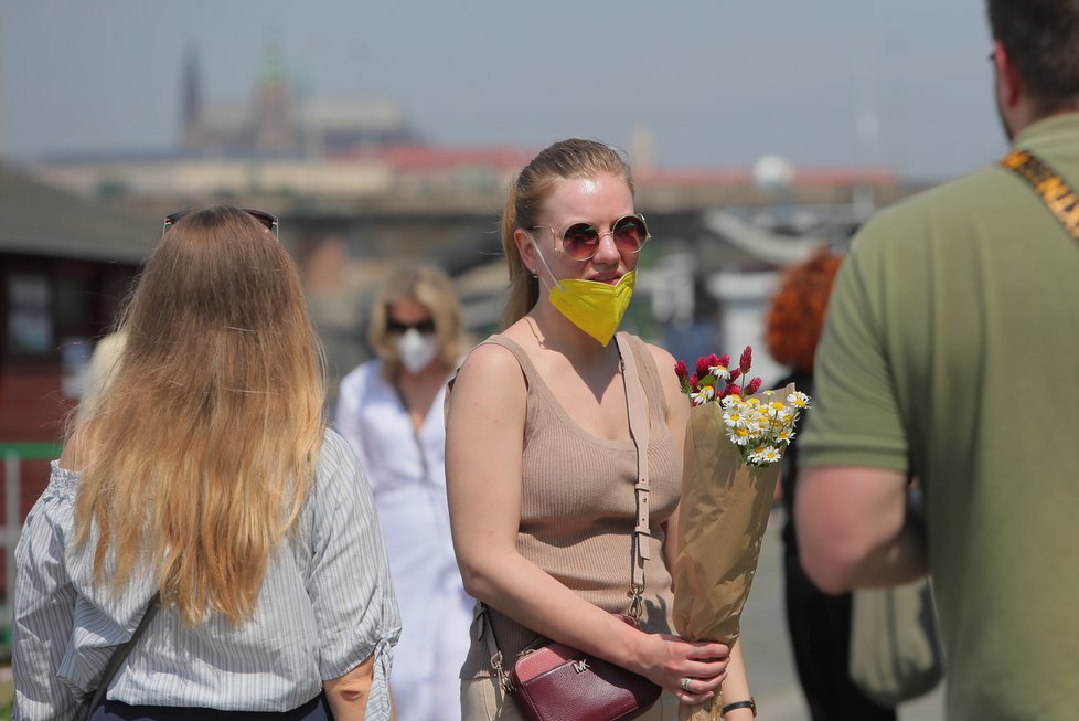 Lidé v Praze si užívali teplého počasí a rozvolnění (5. 6. 2021)