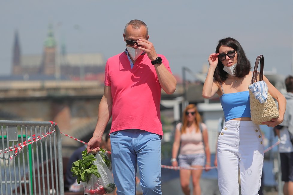 Lidé v Praze si užívali teplého počasí a rozvolnění (5. 6. 2021)