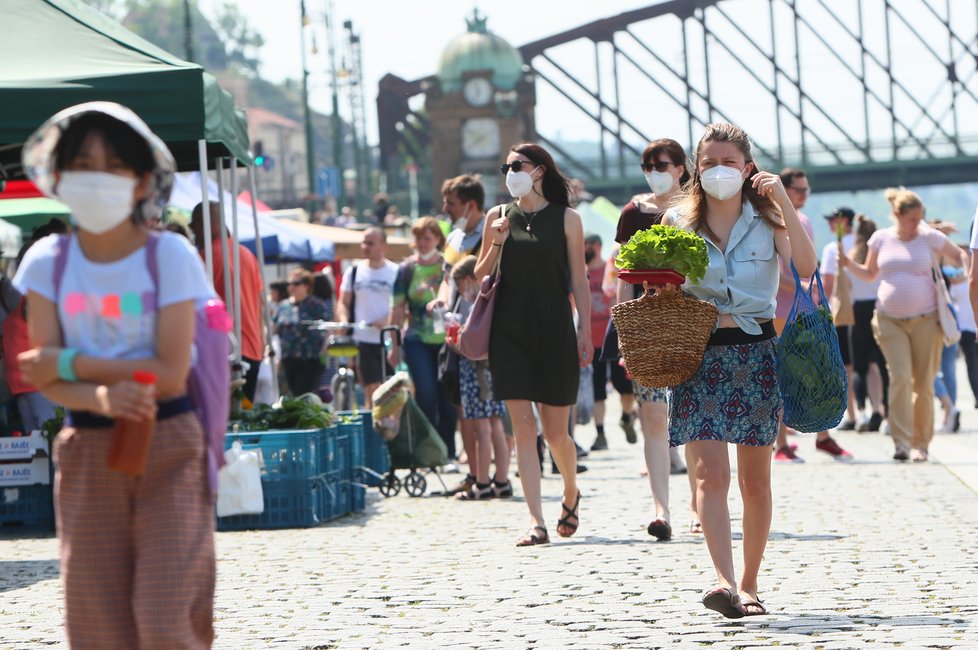 Lidé v Praze si užívali teplého počasí a rozvolnění (5.6.2021)