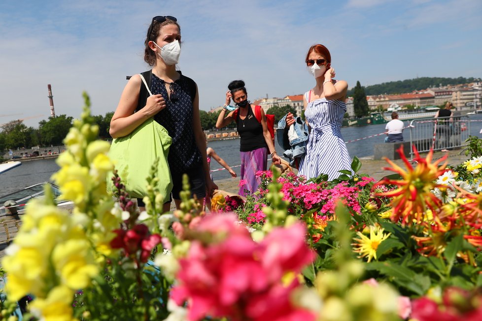 Lidé v Praze si užívali teplého počasí a rozvolnění (5.6.2021).