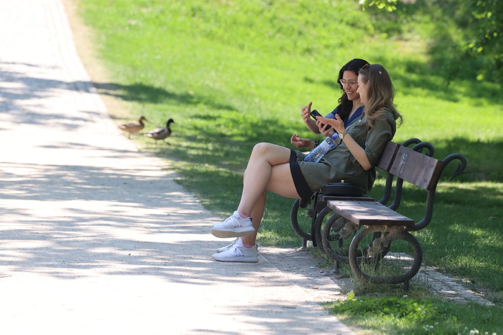 Lidé v Praze si užívali teplého počasí a rozvolnění (5.6.2021).