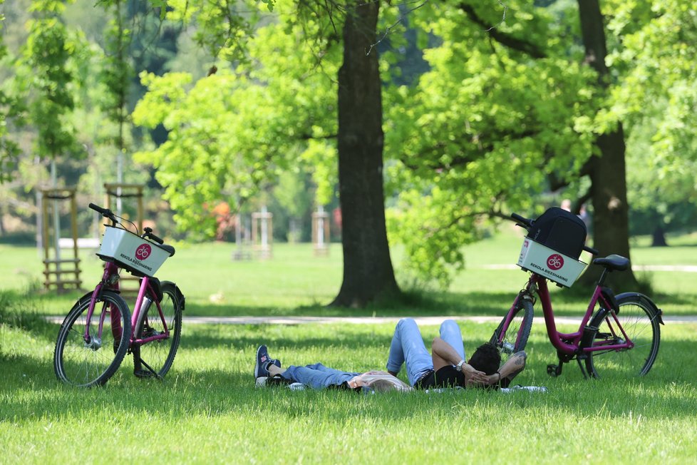 Lidé v Praze si užívali teplého počasí a rozvolnění (5.6.2021)