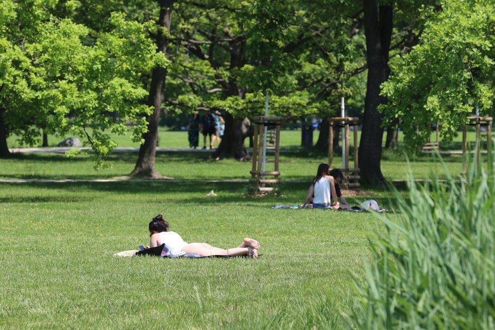 Lidé v Praze si užívali teplého počas