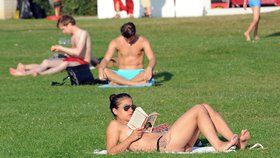 Sobota nabídne až 28 °C. Počasí bude lákat k vodě, ale pozor na klíšťata