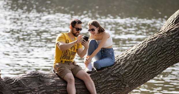 Po přechodně chladnějším závěru září přinese přelomový zářijový a říjnový týden do Česka výrazné oteplení. Meteorologové ČHMÚ očekávají, že první říjnový týden by měl být silně nadnormální s průměrnou teplotou kolem 14 °C. Podle výhledu by měly převládat slunečné dny s denními maximy přesahujícími 20 °C. Na některých meteorologických stanicích se podle odborníků dokonce může přechodně vyskytnout i letní den s teplotou přesahující 25 °C. Po přechodně chladnějším závěru září přinese přelomový zářijový a říjnový týden do Česka výrazné oteplení. Meteorologové ČHMÚ očekávají, že první říjnový týden by měl být silně nadnormální s průměrnou teplotou kolem 14 °C. Podle výhledu by měly převládat slunečné dny s denními maximy přesahujícími 20 °C. Na některých meteorologických stanicích se podle odborníků dokonce může přechodně vyskytnout i letní den s teplotou přesahující 25 °C.