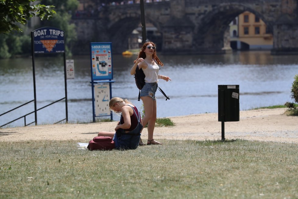 Teplo bude v pondělí už od rána – letní hranice tj. 25 °C bude místy pokořena už v 8 hodin ráno, v 11 hodin už budeme na většině území skloňovat tropickou hranici.