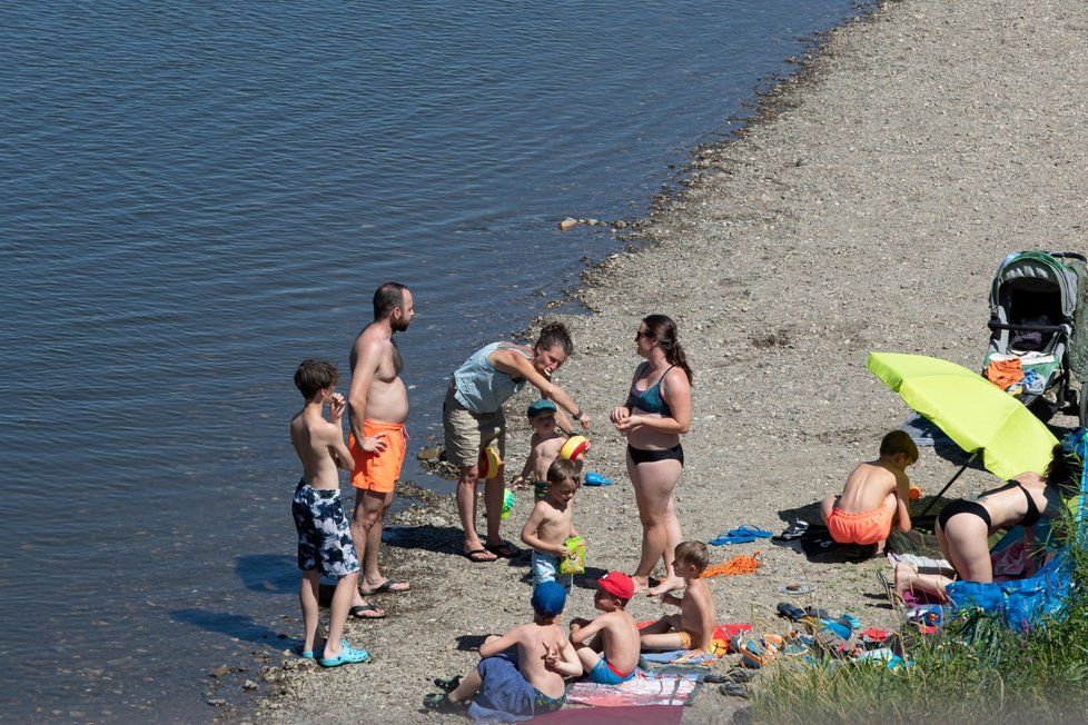 Třicítky budou panovat celý víkend, meteorologové varují před dehydratací a přehřátím