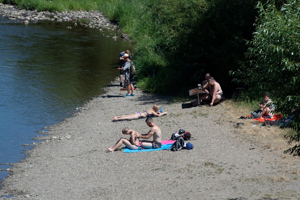 Třicítky budou panovat celý víkend, meteorologové varují před dehydratací a přehřátím