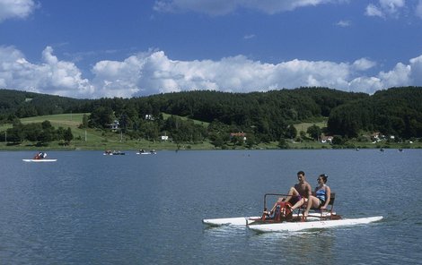 Vodní plocha u Luhačovic lákala k projížďkám na šlapadle.