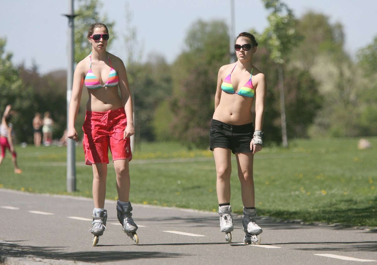 Sport a bikiny - Tyto dvě Pražačky vyrazily zpevnit těla na bruslích a zároveň zapracovaly i na opálení.