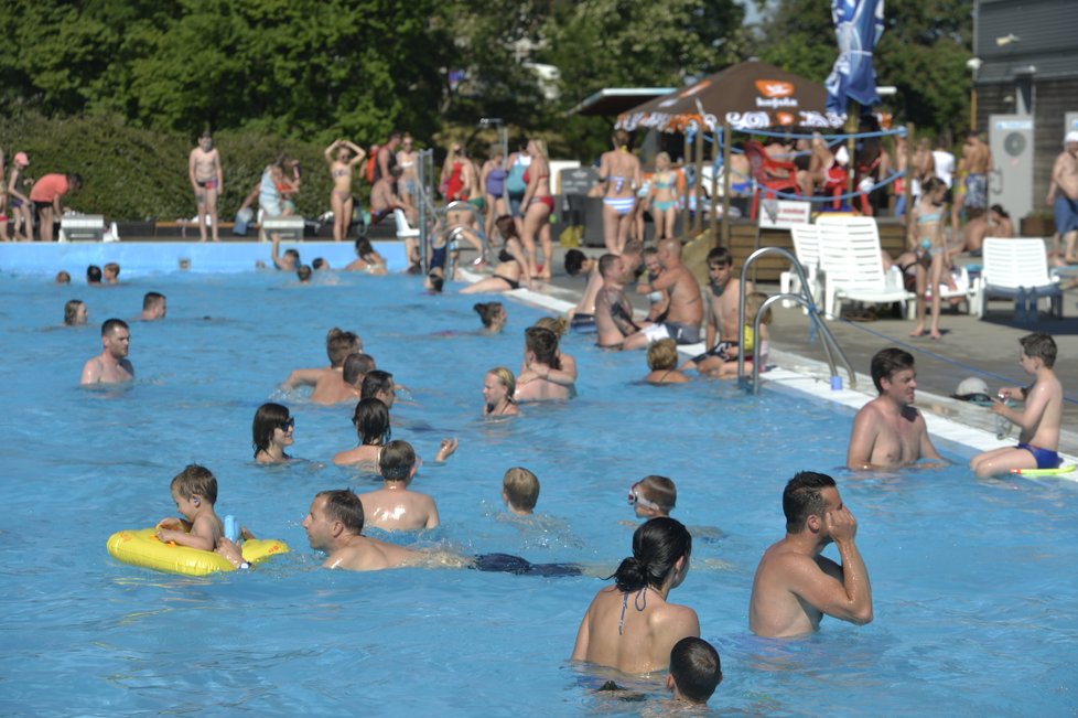 V létě je třeba na pití alkoholu dát pozor.