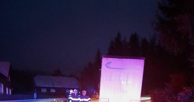Zaseknutý náklaďák na Liberecku (18.11.2022)
