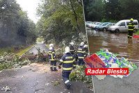 Silné bouřky udeřily, na auta padaly stromy. Hrozí i kroupy, sledujte radar Blesku