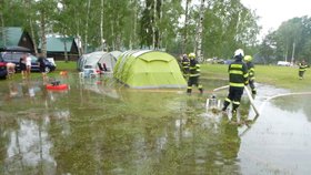 Plné ruce práce kvůli lijákům měli i hasiči v Královéhradeckém kraji (29.6.2020)