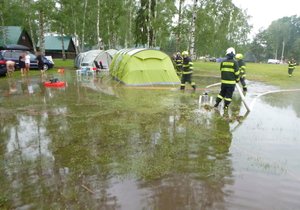 Plné ruce práce kvůli lijákům měli i hasiči v Královéhradeckém kraji (29.6.2020)