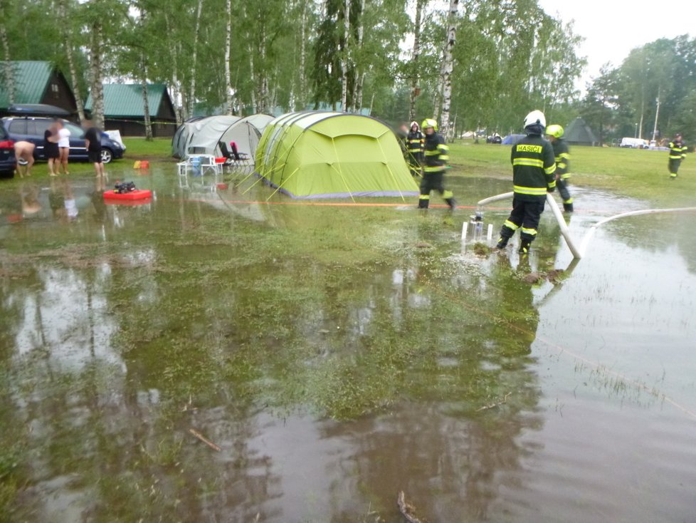 Plné ruce práce kvůli lijákům měli i hasiči v Královéhradeckém kraji (29.6.2020)