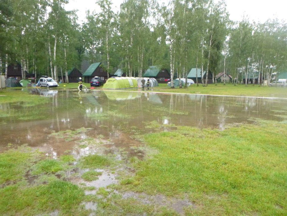 Plné ruce práce kvůli lijákům měli i hasiči v Královéhradeckém kraji (29. 6. 2020).