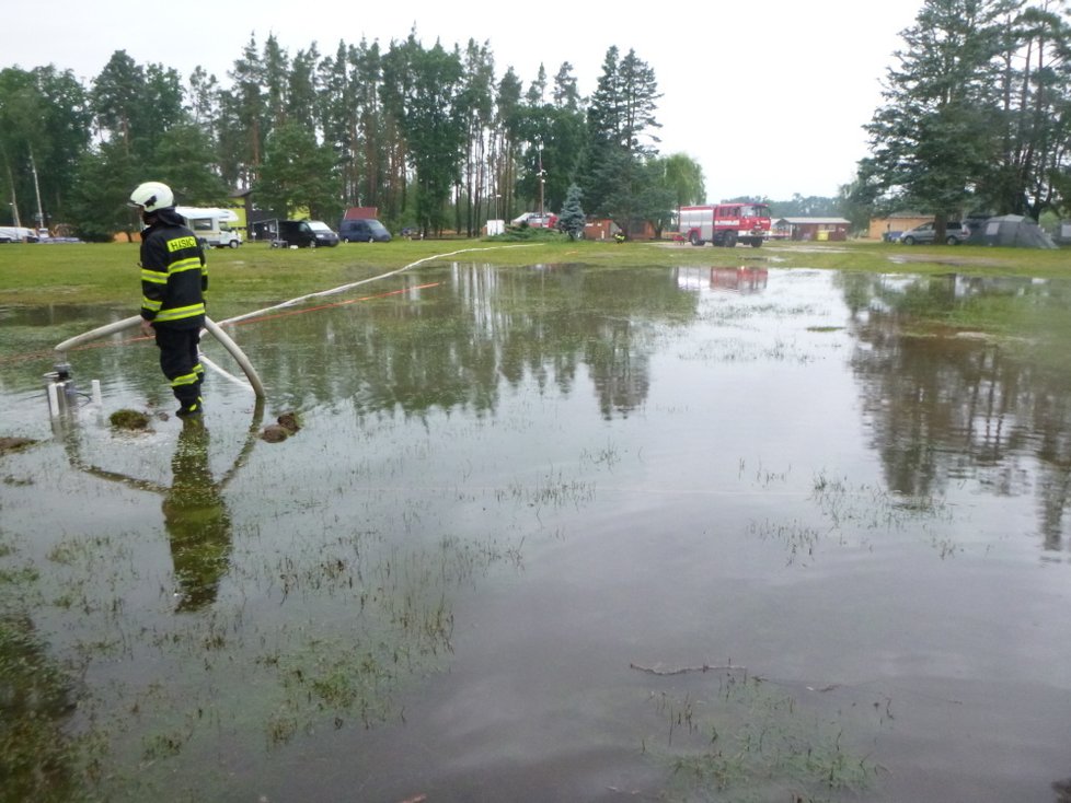 Plné ruce práce kvůli lijákům měli i hasiči v Královéhradeckém kraji (29.6.2020)