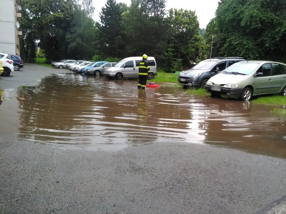 Liják s vichrem se prohnal Královéhradeckým krajem, stromy padaly i na auta (2.7.2020)