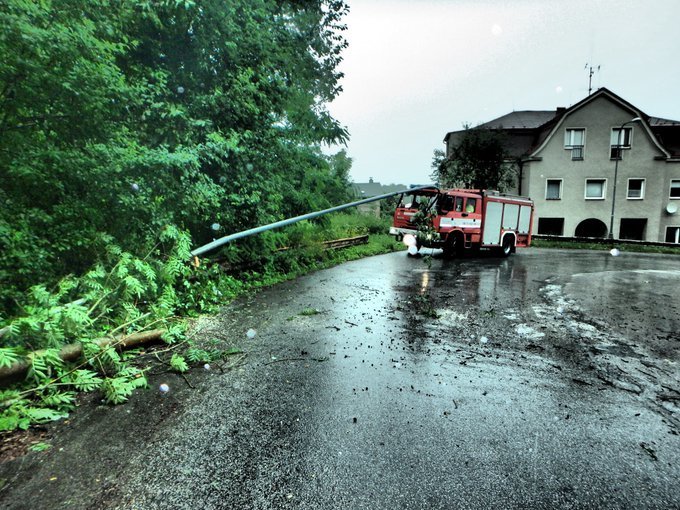 Liják s vichrem se prohnal Královéhradeckým krajem, stromy padaly i na auta (2.7.2020)