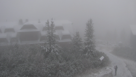 Pohled z webové kamery ČHMÚ na Lysou horu ve středu 13. října 2021.