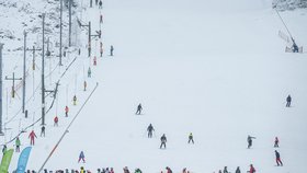 Lyžaři v lyžařském areálu v Lipně nad Vltavou