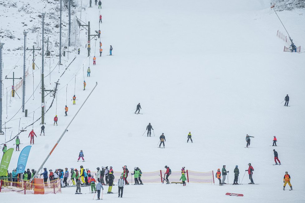 Lyžaři v lyžařském areálu v Lipně nad Vltavou