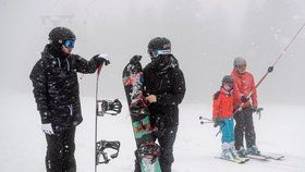 V Česku začala lyžařská sezona, přírodního sněhu je pomálu. Špindl se přidá v pátek