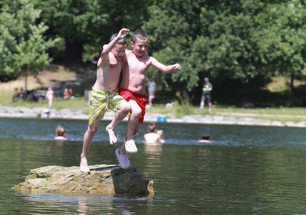 Do Česka se vrací tropy: Čas opět vyrazit k vodě.