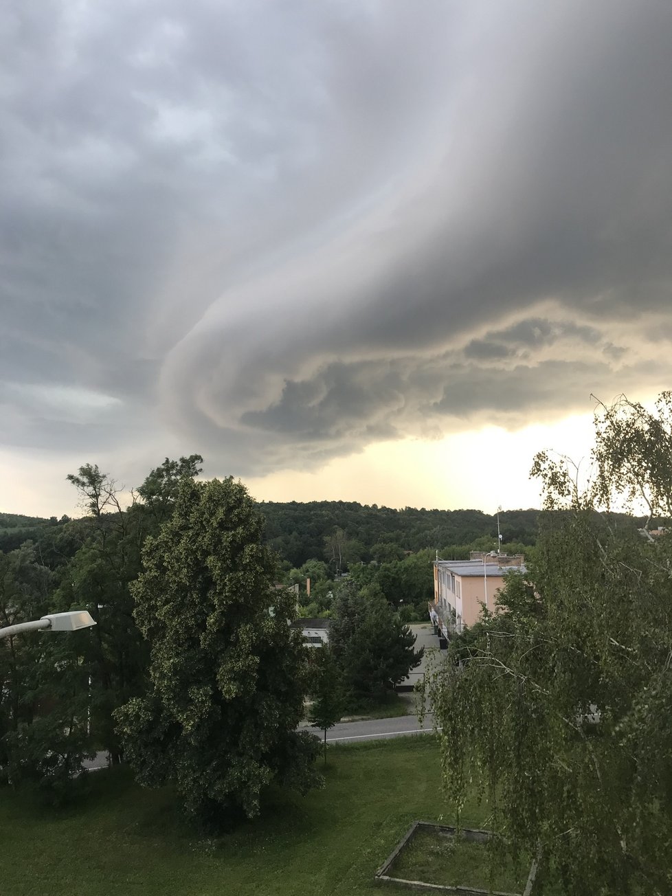 Bouřkové mraky nad Jižní Moravou v pondělí 20. června 2022 vytvářely ohromující obrazce.