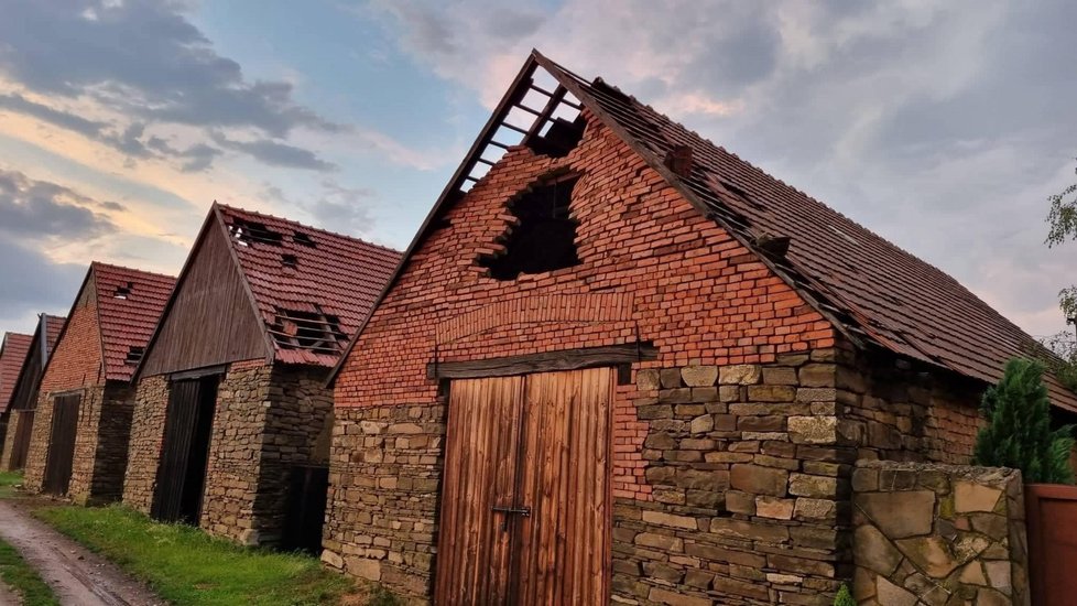 Bouře se přehnala v pondělí 20. června Hodonínskem. Zasáhla Kuželov i Hrubou a Malou Vrbku.