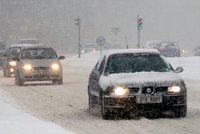 Řidiče smetlo auto, když pokládal trojúhelník!