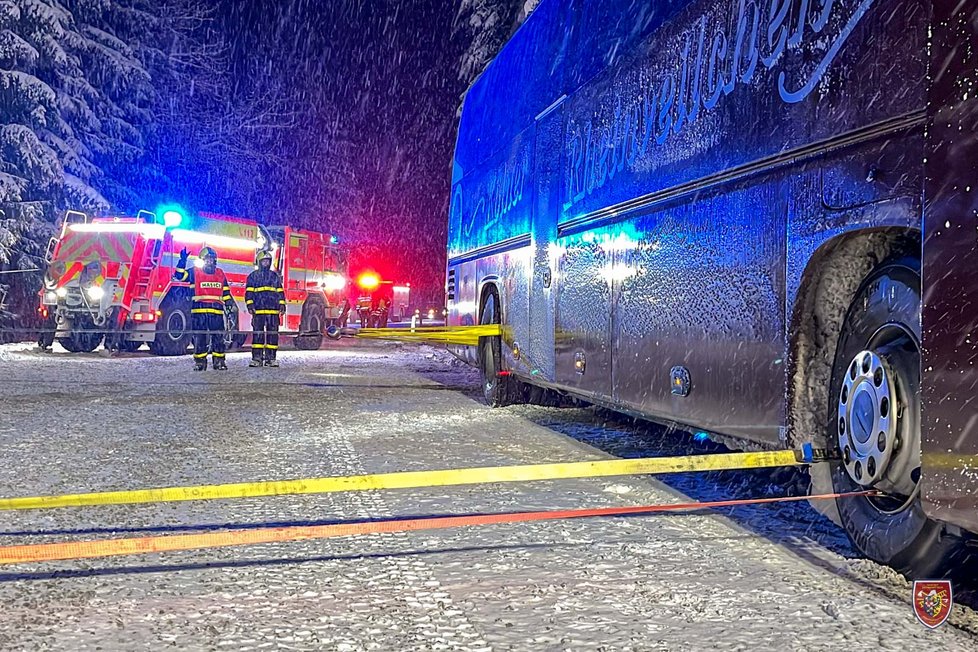 Ve Starých Hamrech v Beskydech zapadl autobus s 49 lidmi na palubě.