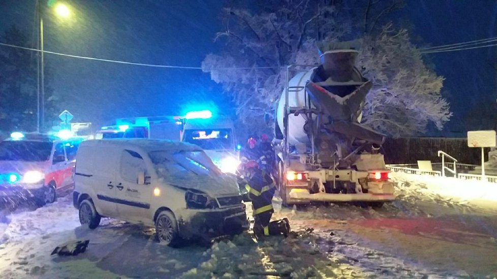 U Vítonic na Znojemsku se hned časně zrána srazila dodávka s domíchávačem.