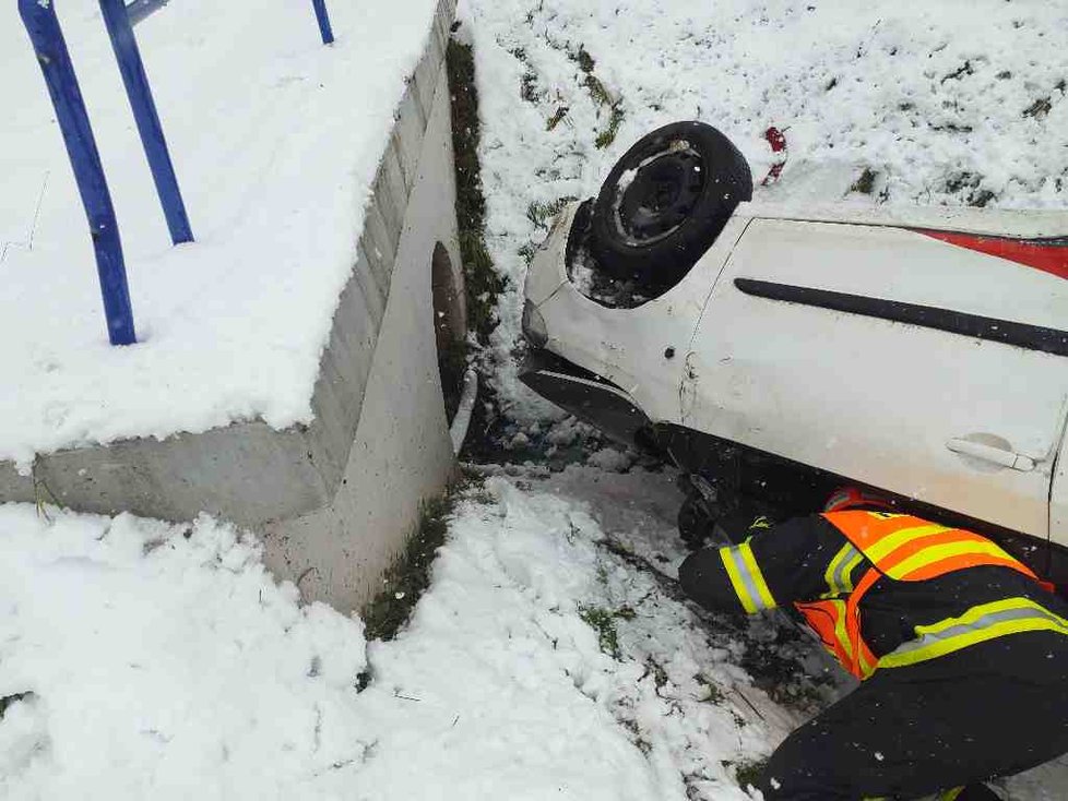 Nezvládnutá jízda na sněhu způsobila smyk a převrácení auta u Holubic na Vyškovsku.