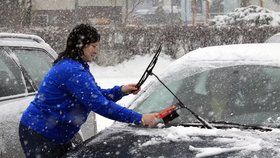 V Brno vydatně sněží. Čistit auto od sněhu můžete i několikrát denně.