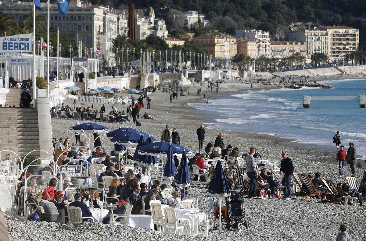 Francie: Tady se mají! Naprosto jinak vnímají řádění počasí ve Francii, na tamní pláži ve městě Nice si lidé dávají pauzu a drink u moře. Teplota zde je příjemných 17 ºC.