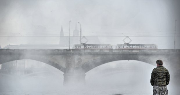 Ranní mlhy a mráz dorazí už v pátek i do nížin, na horách bude déšť se sněhem.