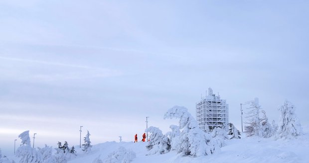 Železničáři odklízejí sníh z kolejí na nejvyšší hoře severního Německa "Brocken" ve výšce 1 142 metrů v pohoří Harz nedaleko Schierke,