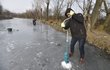 Marek Hlaváček musí nejdřív vyvrtat díru na zamrzlém rybníku.