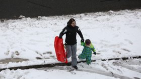 Poslední dny bez mrazu a teploty až 12°C. Na Česko se žene sníh, sledujte radar Blesku